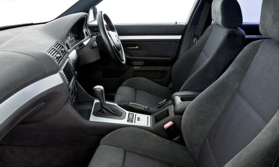 Интерьер BMW 525i Touring M Sport Package 2002 года  (UK) (фото 8 из 25)